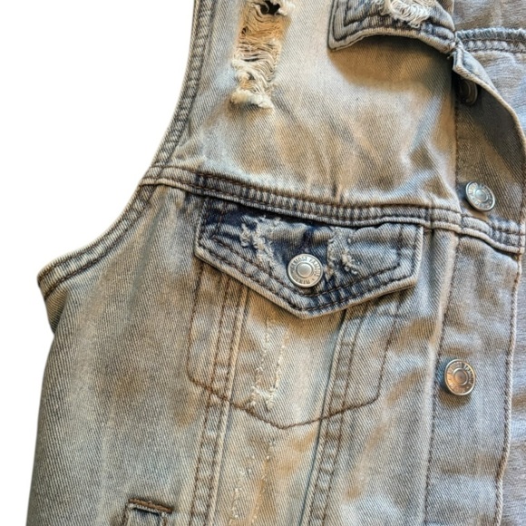 Almost Famous Distressed Denim Vest Size Medium (M) - Picture 4 of 10